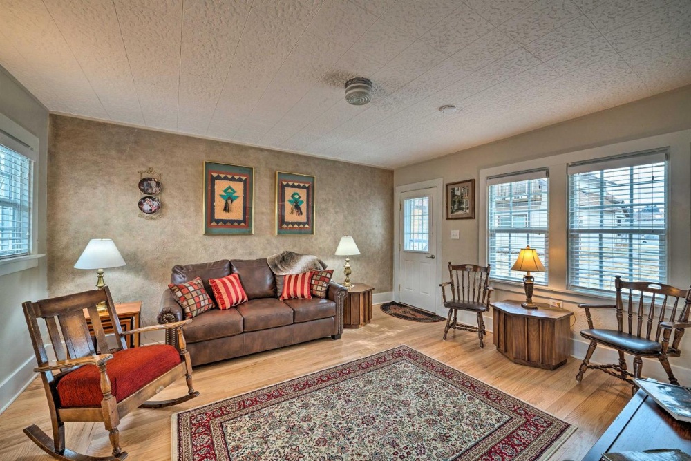 Well-equipped Cody Cottage 2 Miles to Cody Rodeo!