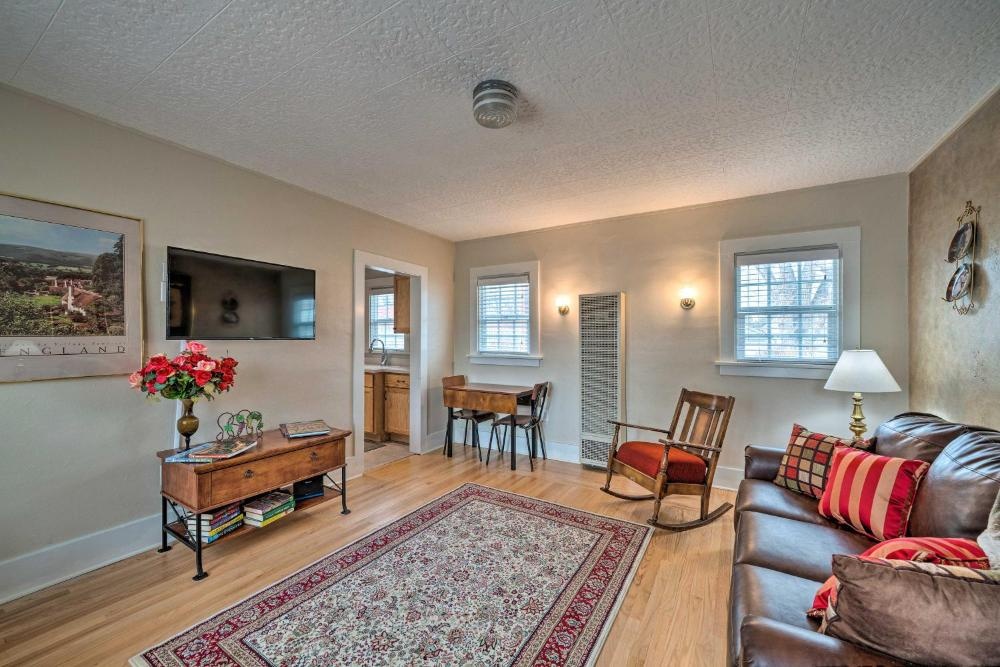 Well-equipped Cody Cottage 2 Miles to Cody Rodeo!